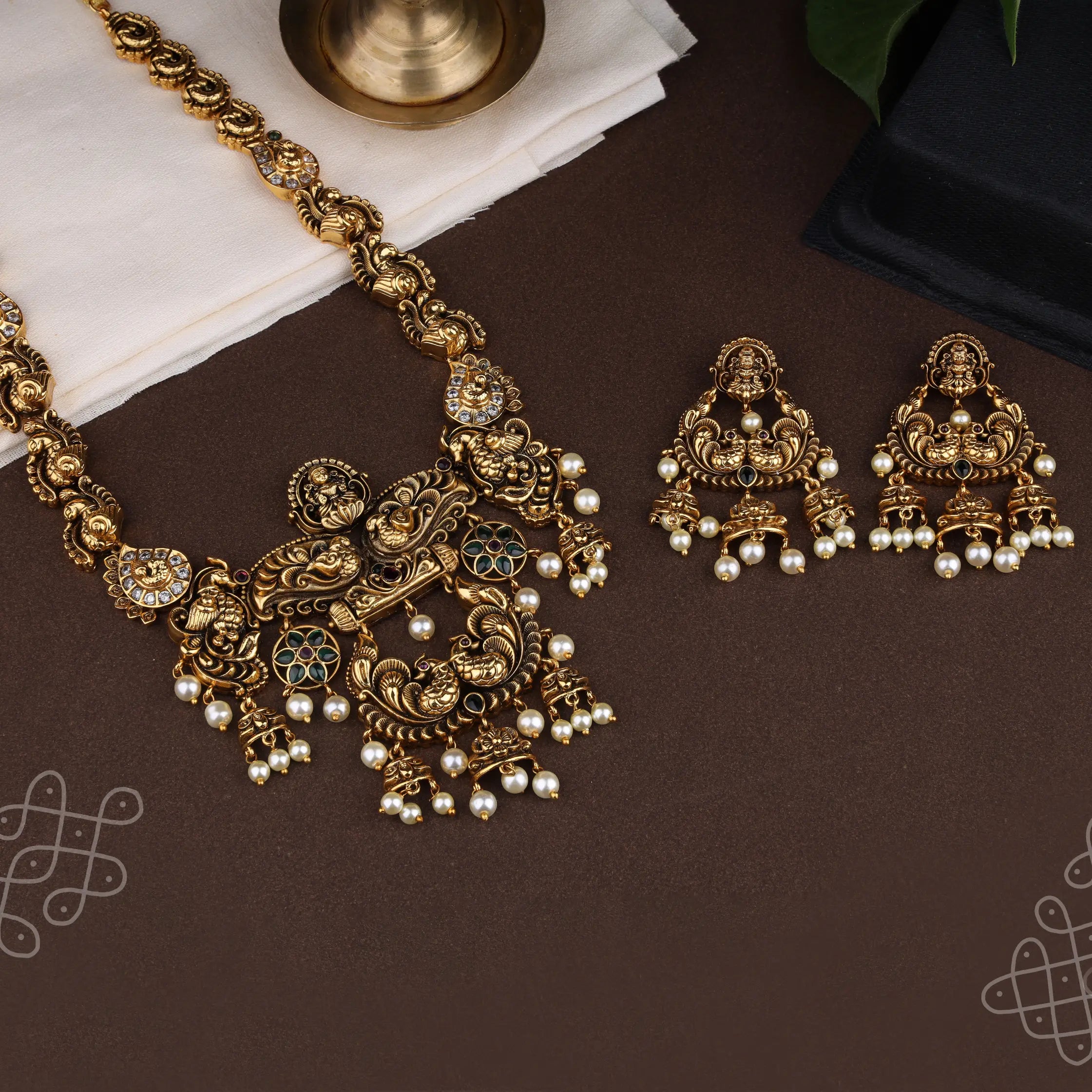 Antique Haram with earrings with green kemp stone