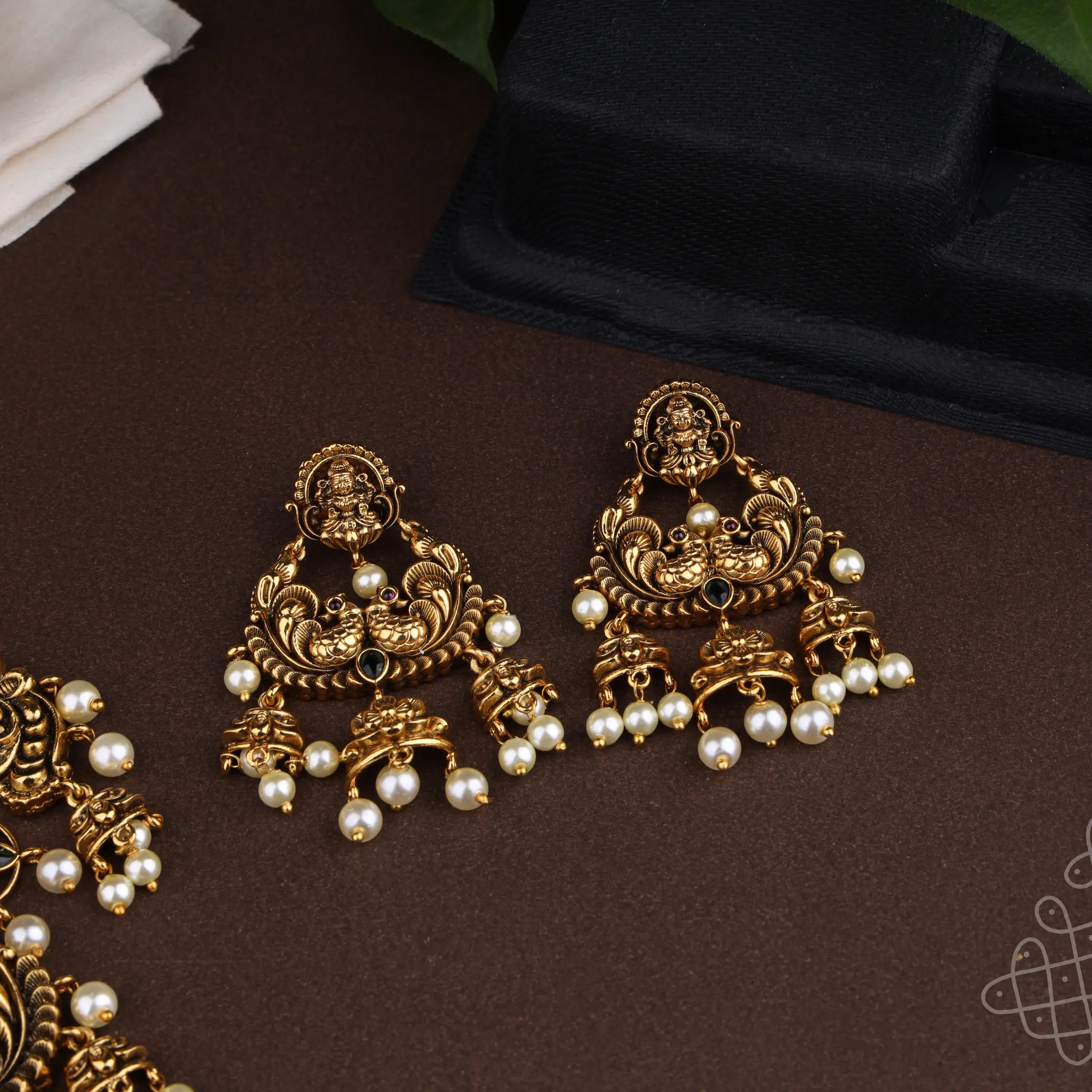 Antique Haram with earrings with green kemp stone