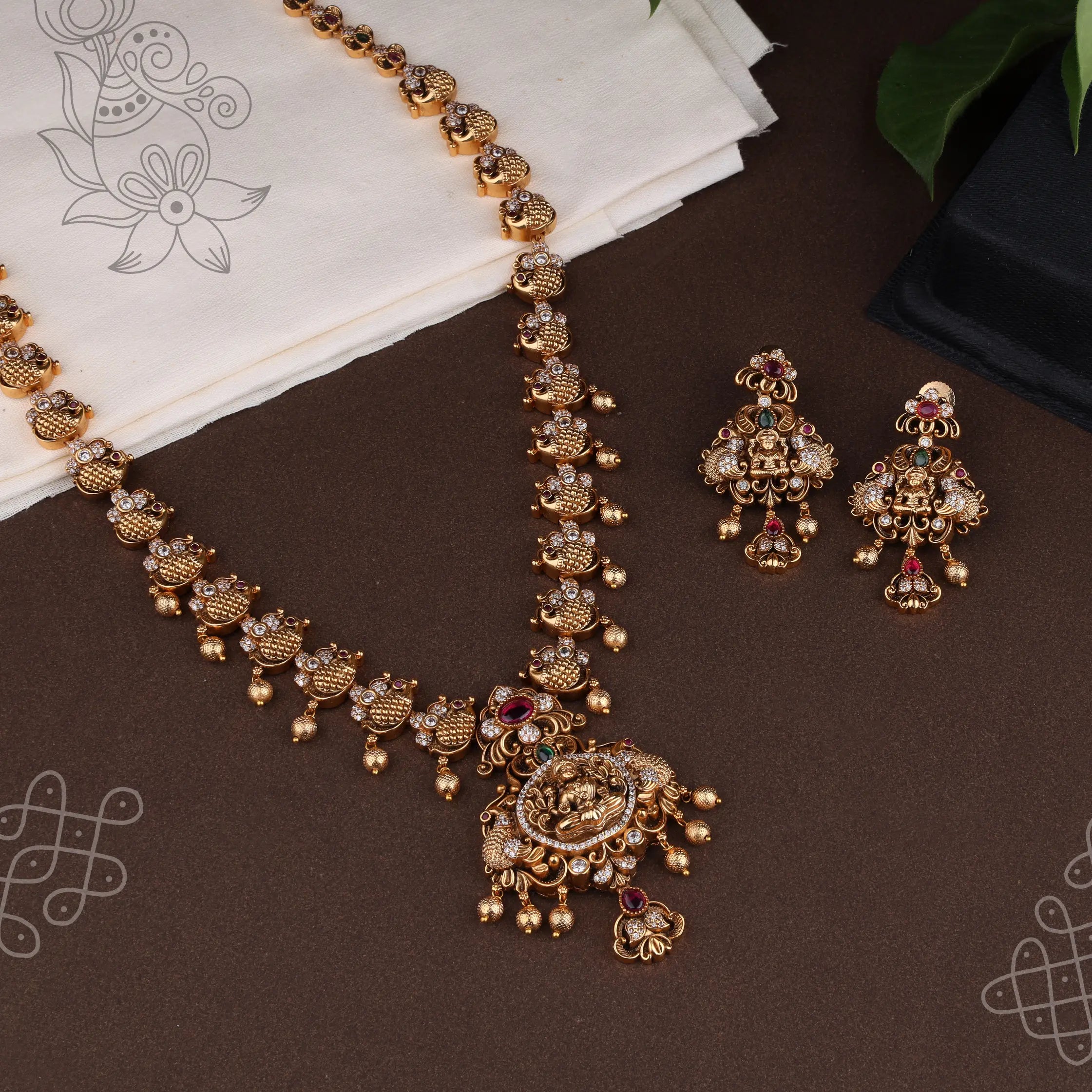 Antique Haram with earrings with green and red kemp stones
