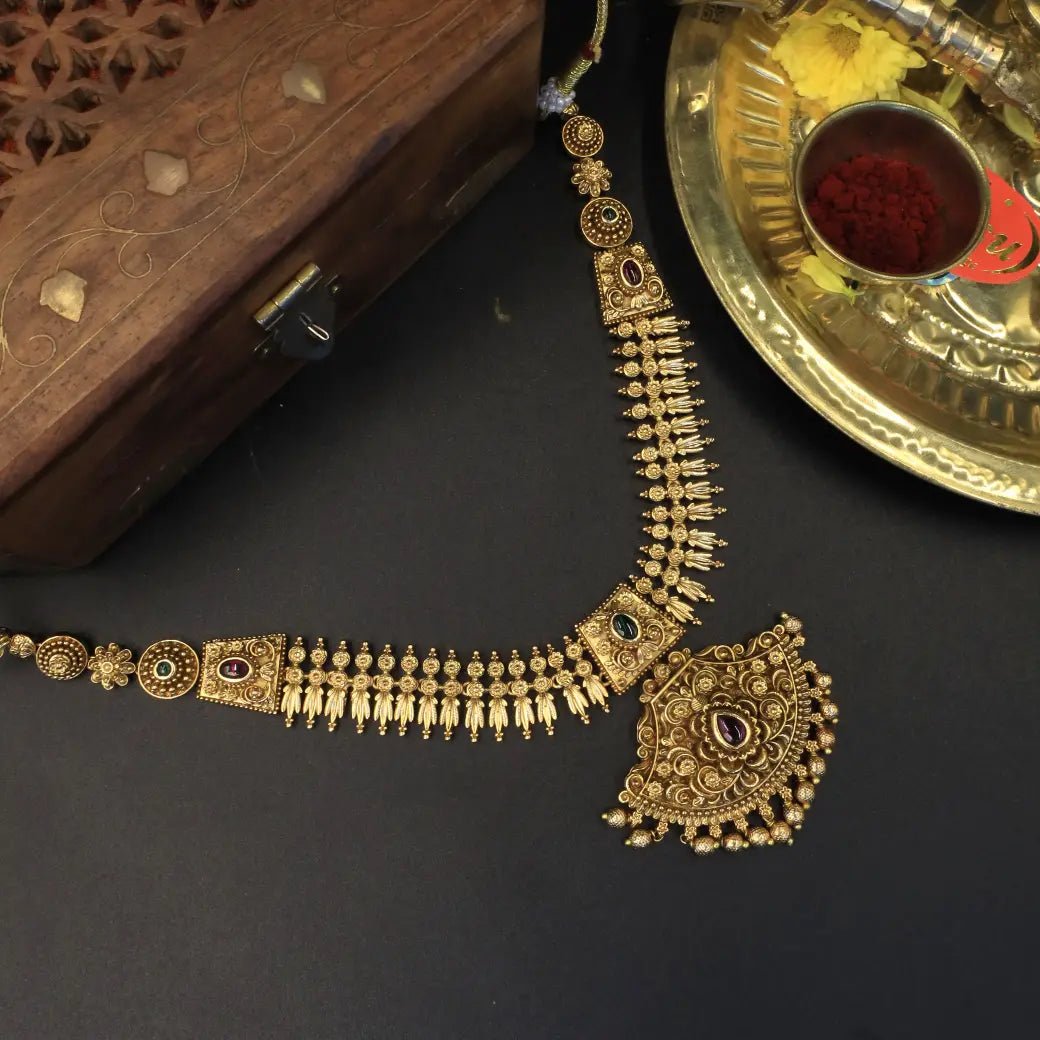 Antique necklace with earrings set - Thenianantham