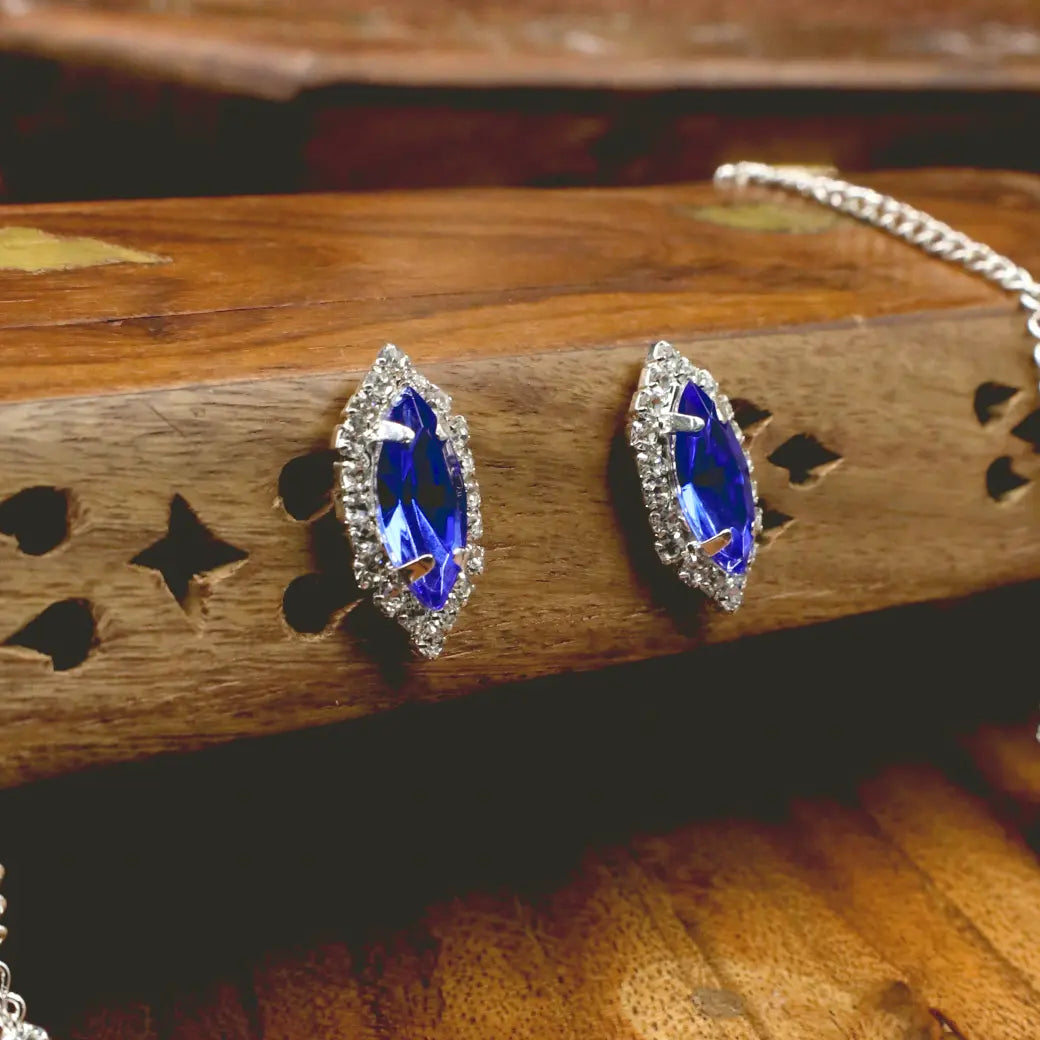 White and blue stones necklace