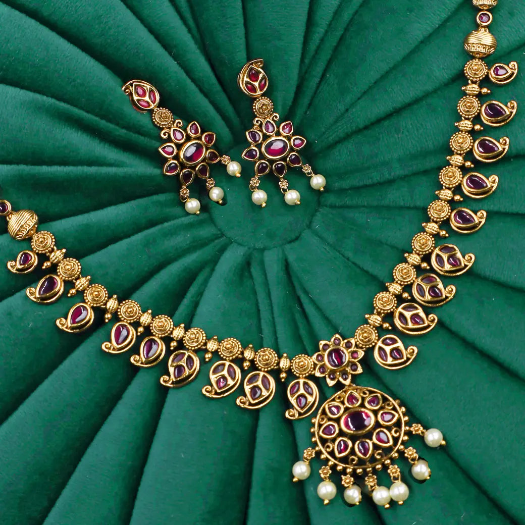 Kemp stone necklace with earrings