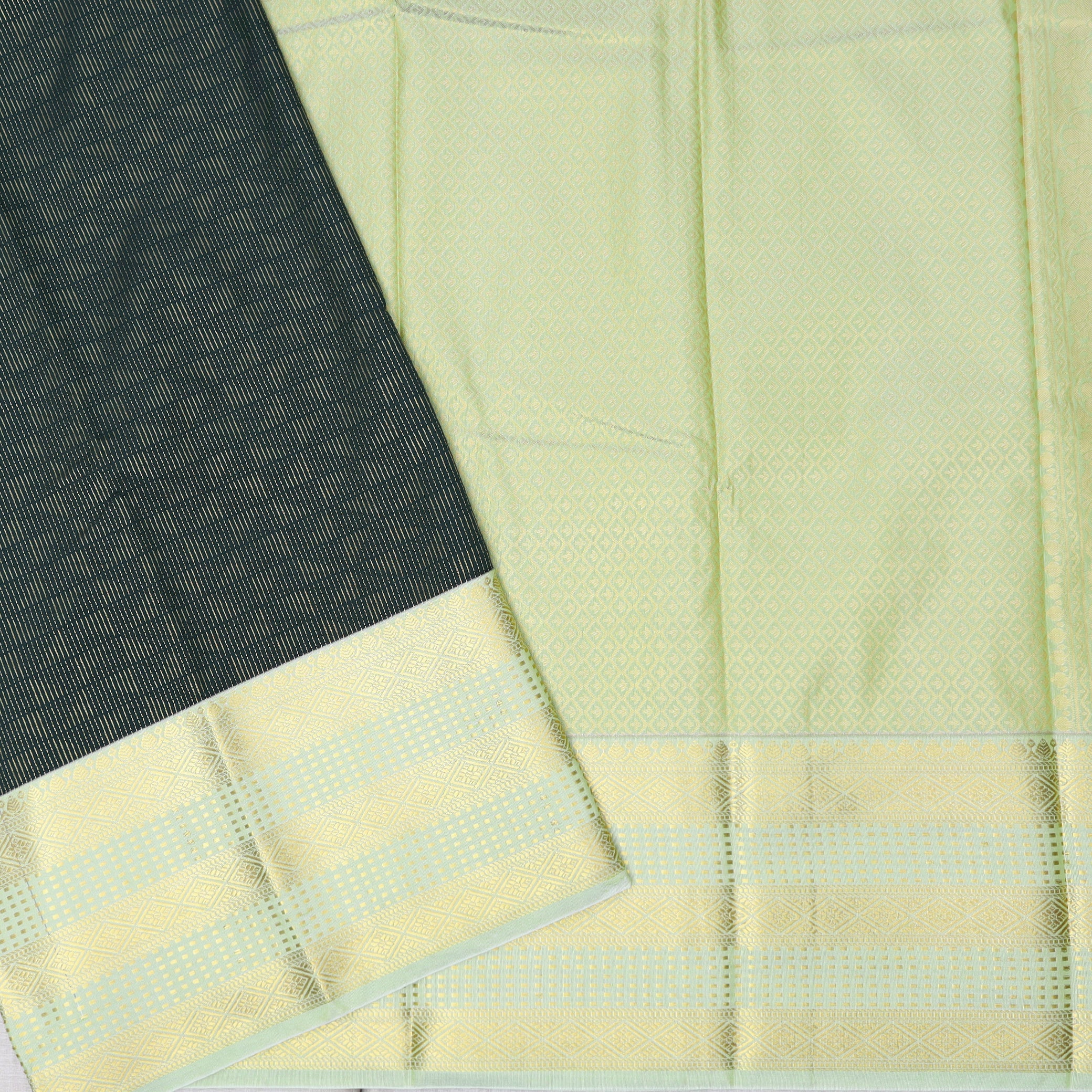 Dark Green With pista green Vaira Oosi Silk Saree